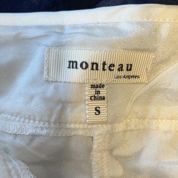 MONTEAU. WHITE DRESSY SHORTS. FLORAL LACE LIKE OVERLAY. 2.5-3” INSEAM. FEMININE - Picture 5 of 10